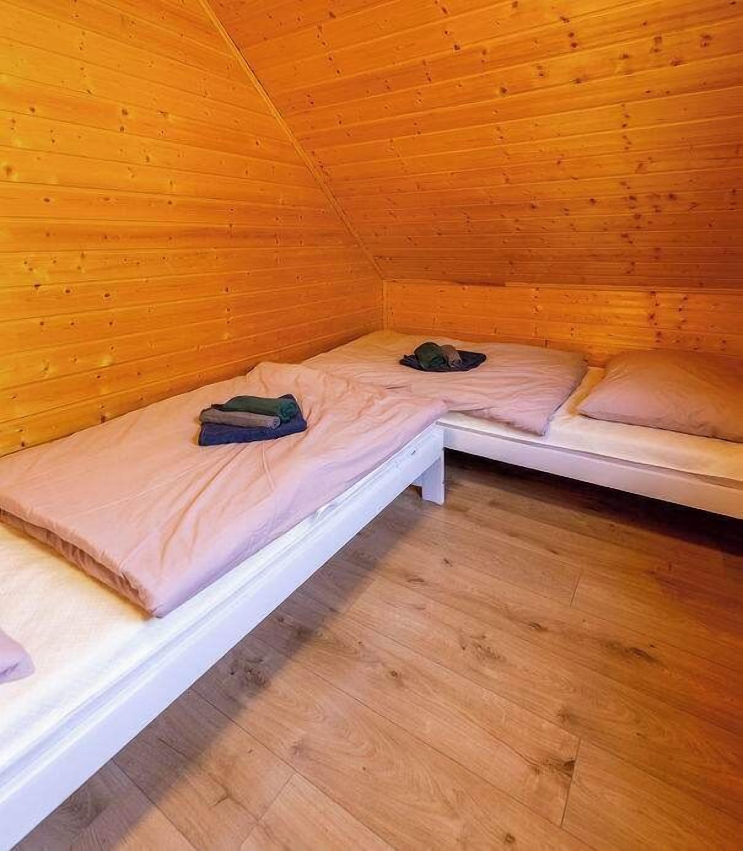 2 soverom og sengetøy