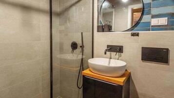 Douche, sèche-cheveux, serviettes fournies