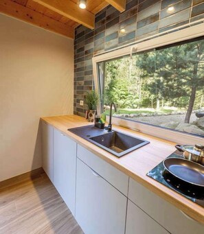 Fridge, stovetop, coffee/tea maker, electric kettle