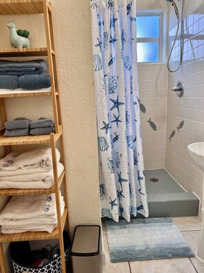 Shower, hair dryer, towels, soap - 3-bedroom turtle theme  house in Little Venice,  Marathon with ocean view (Marathon)