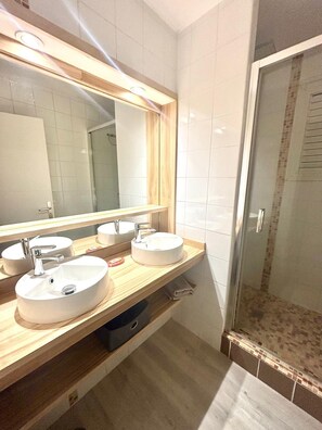 Bathroom - Amazing flat and view on Pointe du Bout at 100m from the beach! (Les Trois-Îlets)