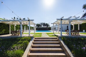 Outdoor dining - Favara Apartment Holiday Home with Private Pool, Wi-Fi & Air Conditioning (Ispica)