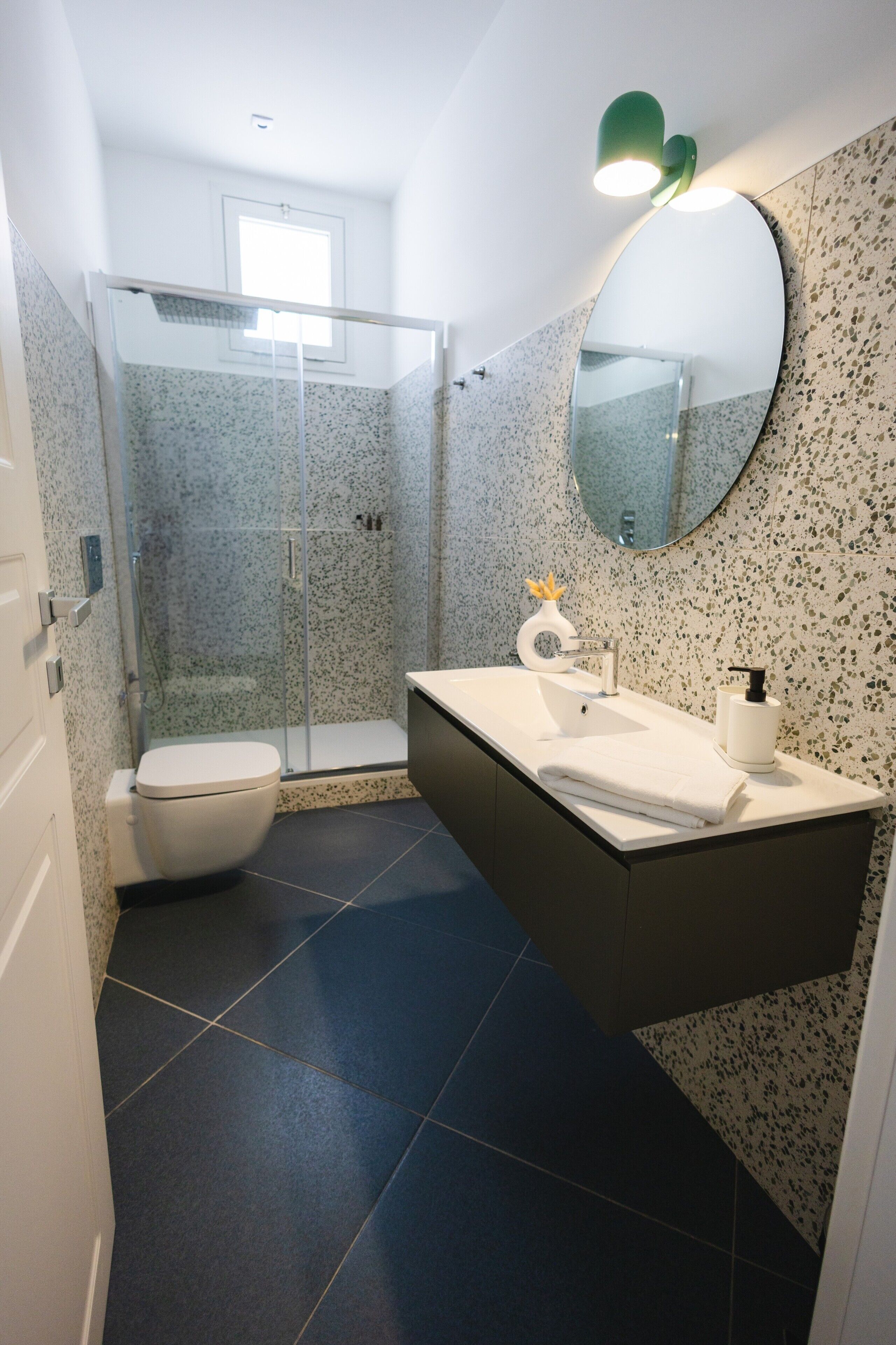 Een douche, een haardroger, handdoeken