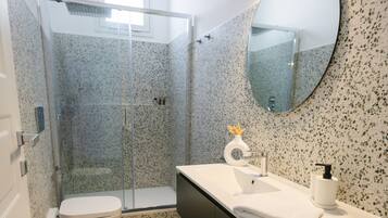 Een douche, een haardroger, handdoeken