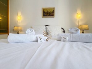 2 bedrooms, iron/ironing board, WiFi, bed sheets - Le Panorama Hermes T3 - Sea view - Terrace WIFI (Fréjus)