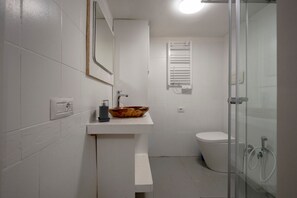 Dusche, Haartrockner, Handtücher