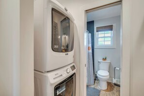 Shower, towels - Farm Loft w/Patio, Outdoor Kitchen, Fire Pit, Orchards & Disc Golf on-site (Springfield)