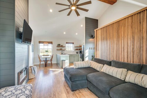 Farm Loft w/Patio, Outdoor Kitchen, Fire Pit, Orchards & Disc Golf on-site