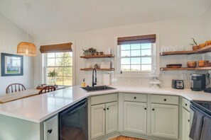 Private kitchen - Farm Loft w/Patio, Outdoor Kitchen, Fire Pit, Orchards & Disc Golf on-site (Springfield)