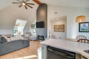 Interior - Farm Loft w/Patio, Outdoor Kitchen, Fire Pit, Orchards & Disc Golf on-site (Springfield)