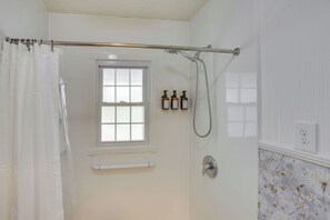 Shower, towels - Little Farm House with Shaded Front Porch, Fire Pit, Covered Parking (Cross Plains)