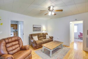 Living area - Little Farm House with Shaded Front Porch, Fire Pit, Covered Parking (Cross Plains)