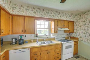 Private kitchen - Little Farm House with Shaded Front Porch, Fire Pit, Covered Parking (Cross Plains)