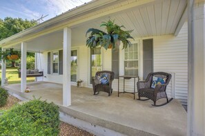 Terrace/patio - Little Farm House with Shaded Front Porch, Fire Pit, Covered Parking (Cross Plains)