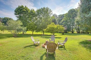 Property grounds - Little Farm House with Shaded Front Porch, Fire Pit, Covered Parking (Cross Plains)