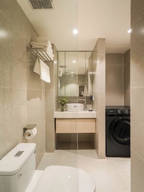 Shower, free toiletries, hair dryer, slippers - Little Charm Boutique Hotel (Ba Đình)