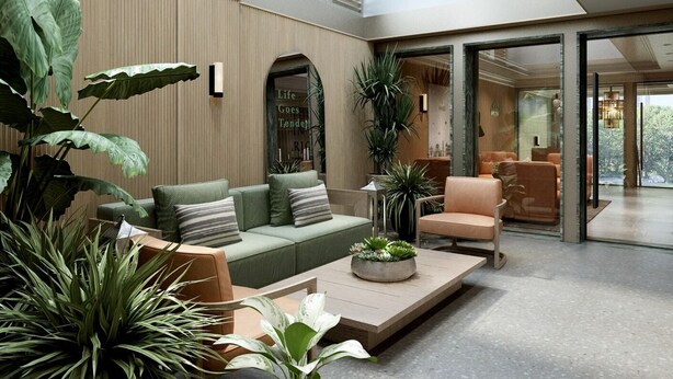 Un intérieur moderne avec un canapé, des fauteuils et des plantes en pot.