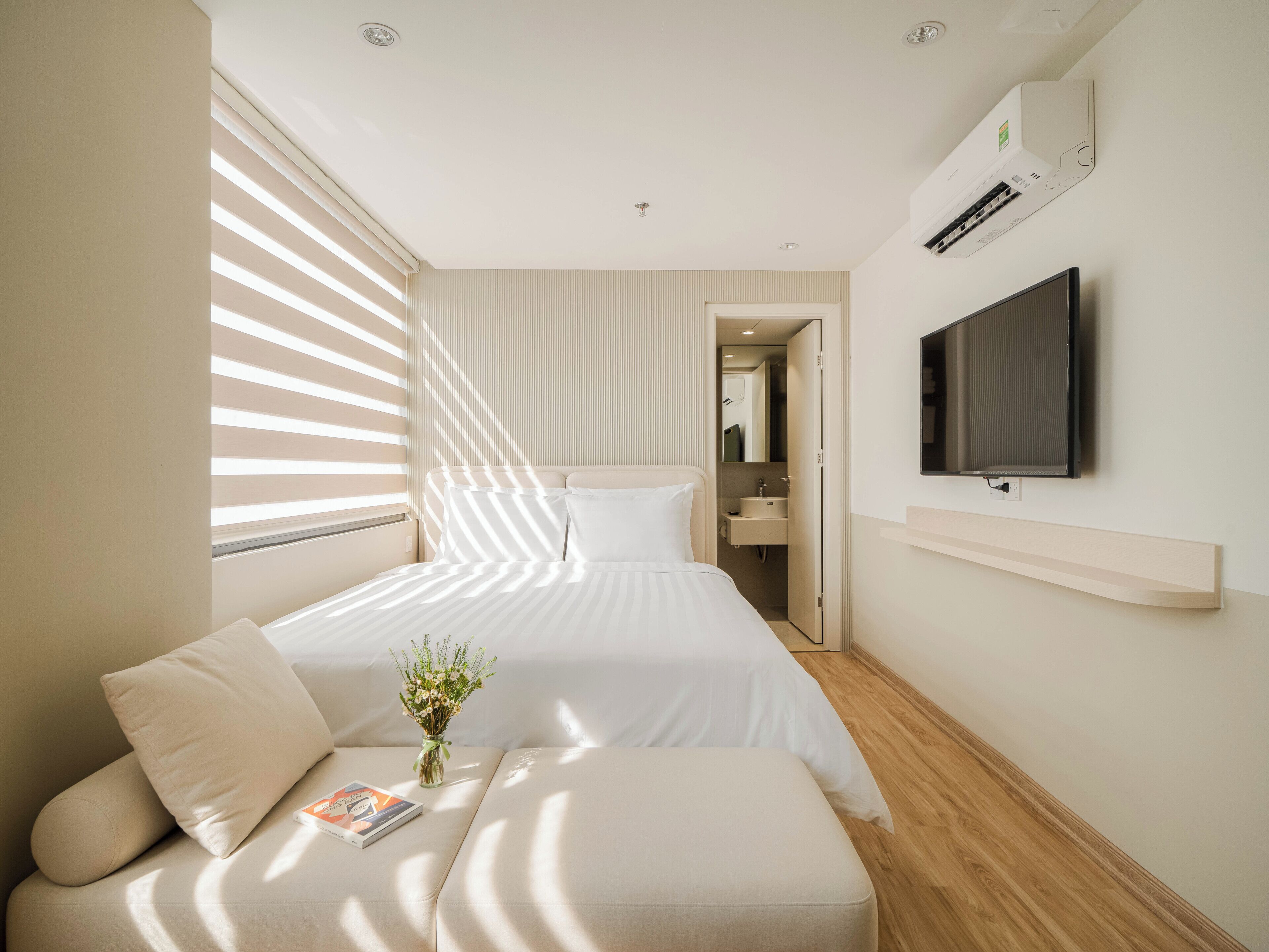 Quarto casal luxo | Roupas de cama antialérgicas, cofres nos quartos, escrivaninha