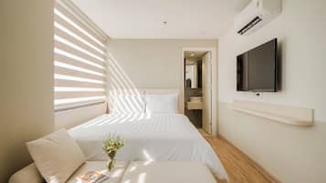 Quarto casal luxo | Roupas de cama antialérgicas, cofres nos quartos, escrivaninha