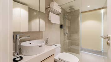 Quarto casal luxo | Banheiro | Chuveiro, produtos de toalete grátis, secador de cabelo, chinelos