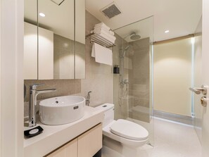 Deluxe Double Room | Bathroom | Shower, free toiletries, hair dryer, slippers - Little Charm Boutique Hotel (Ba Đình)