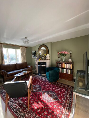 4 Bed House - Sleeps 8 - Pets - Parking - Wifi