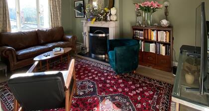 4 Bed House - Sleeps 8 - Pets - Parking - Wifi