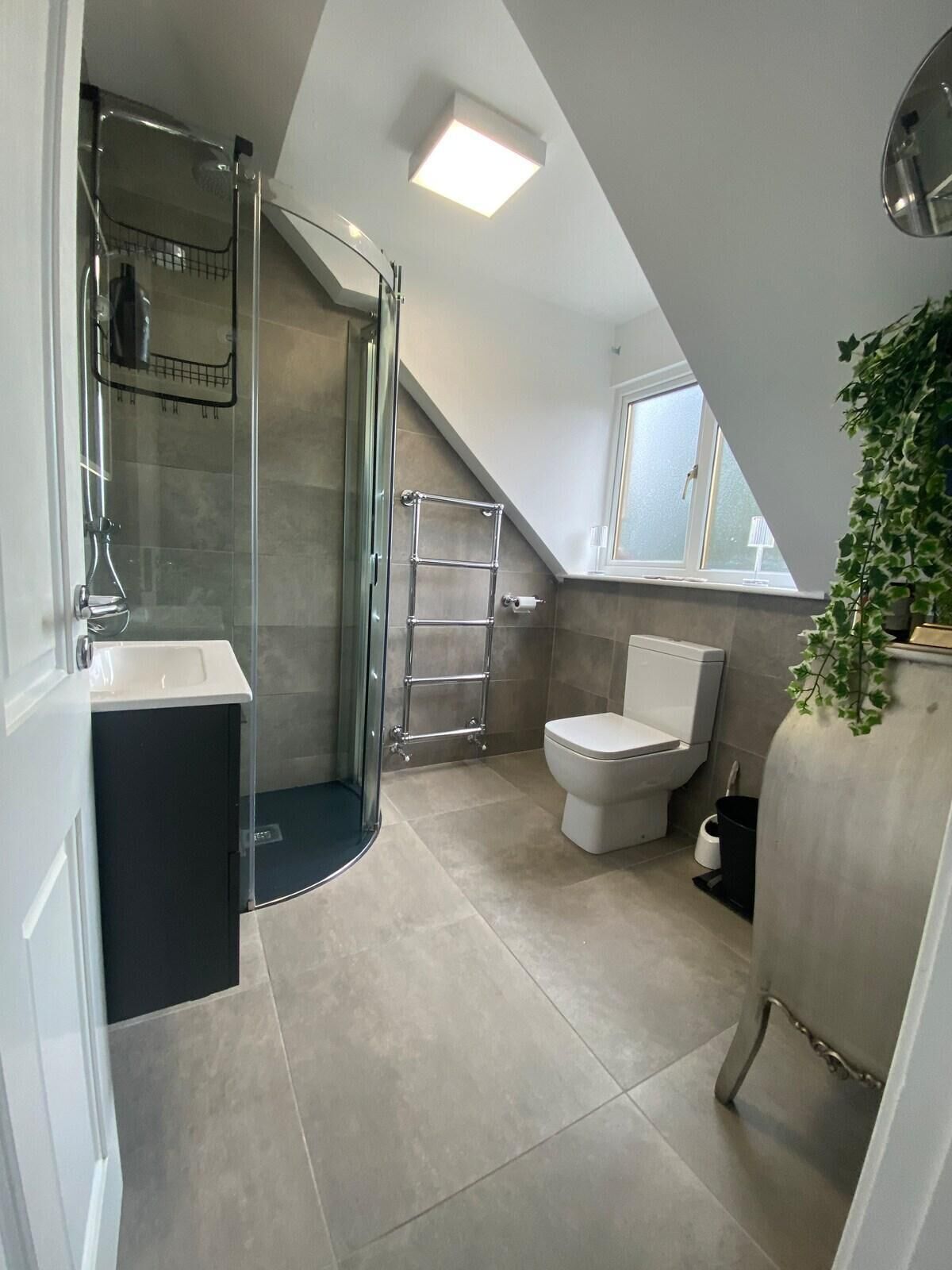 Separate bathtub and shower, deep-soaking bathtub, hair dryer, towels