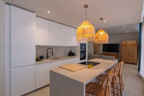 Fridge, microwave, oven, stovetop - Vacation Home 'Villa Siargao' with Sea View, Wi-Fi and Air Conditioning (La Oliva)