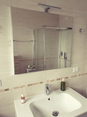 Douche, sèche-cheveux, bidet, serviettes fournies