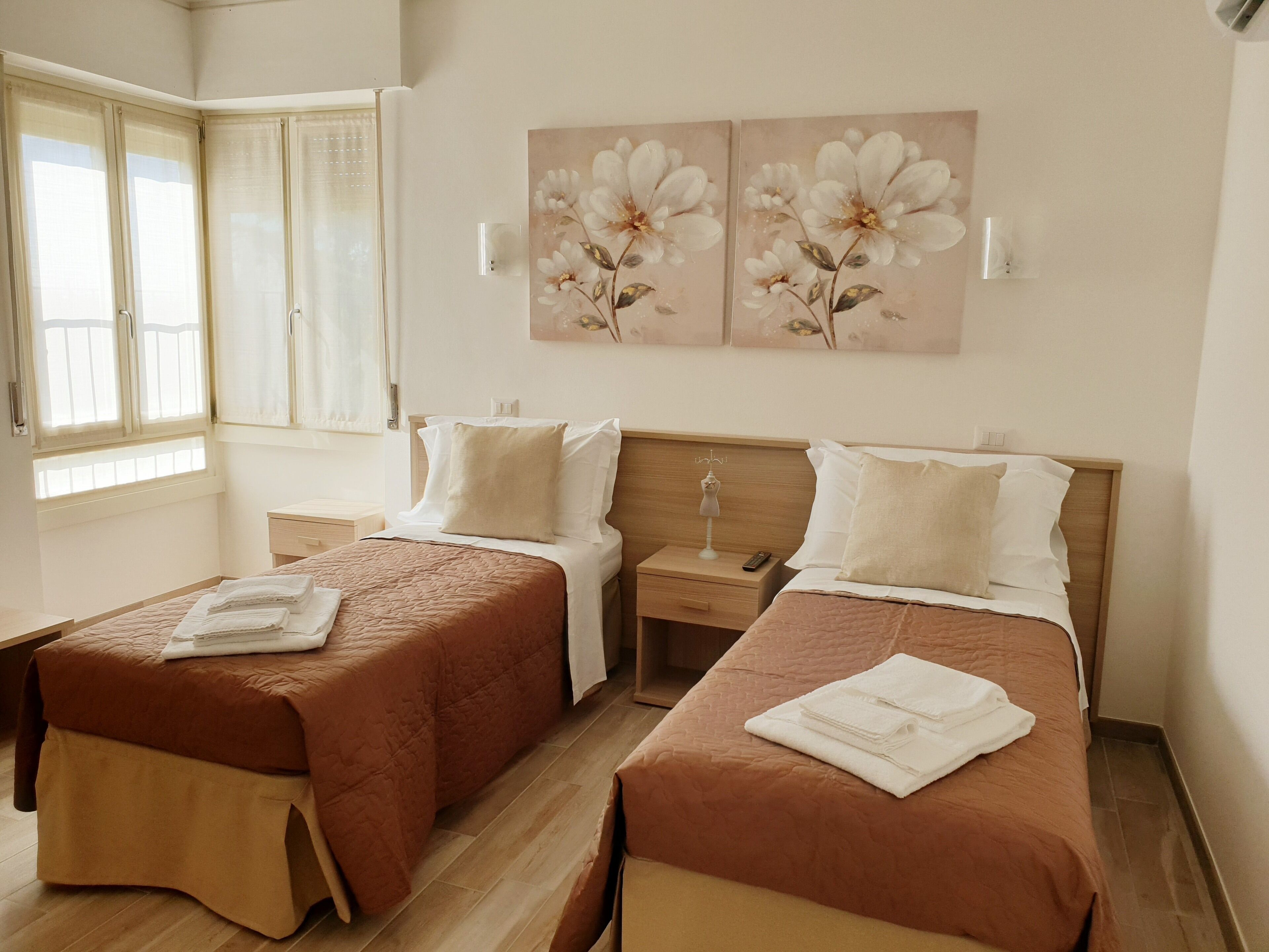 3 bedrooms, iron/ironing board, internet, bed sheets