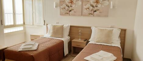3 habitaciones, tabla de planchar con plancha, internet y ropa de cama