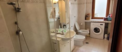 Haartrockner, HandtĂŒcher, Seife, Toilettenpapier