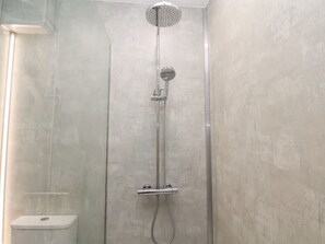 Shower - Frankies Seaview 1 (Bridlington)