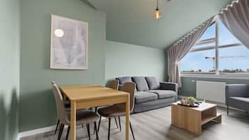 Comfort-Apartment | Essbereich im Zimmer