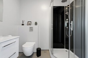 Superior vierpersoonskamer | Badkamer | Een douche, een haardroger, handdoeken, zeep