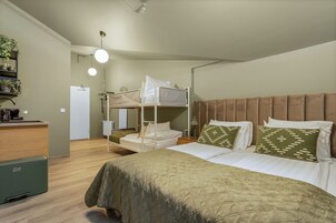 Quarto quádruplo luxo | Roupas de cama antialérgicas, Wi-Fi de cortesia