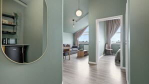 Ein stilvoller Wohnraum mit Küchenbereich, Esstisch und einer Sitzecke.