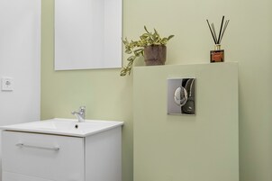 Quarto quádruplo luxo | Banheiro | Chuveiro, secador de cabelo, toalhas de banho, sabonete