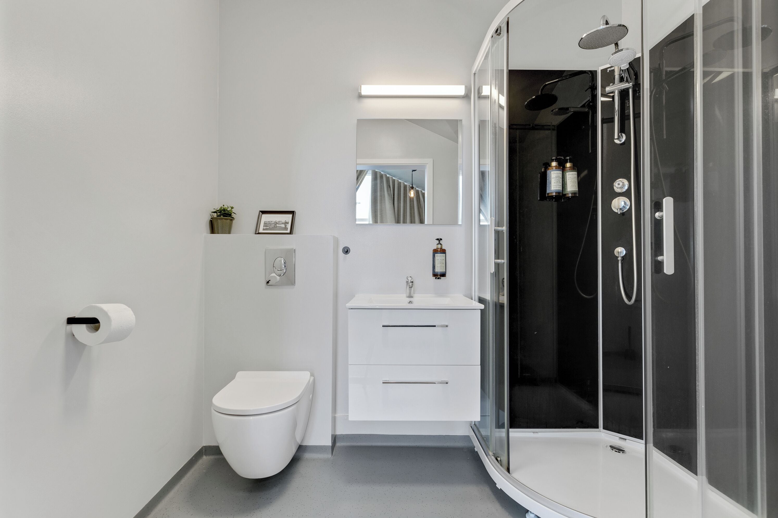 Apartamento Deluxe | Baño | Ducha, secador de pelo, toallas y jabón