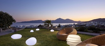 Ostraco Houses - Vrachos Beachfront Retreat: Domed bathroom ・Outdoor rain shower
