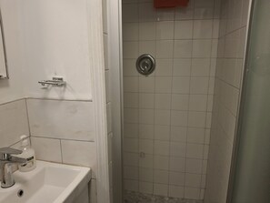Shower, hair dryer, towels, soap - Tranquil 1-bedroom apartment share with AC in vibrant Brooklyn Near B8 Bus Stop (Brooklyn)