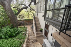 Property grounds - Travis Heights Gem! Walk to Lady Bird Lake & SoCo (Austin)