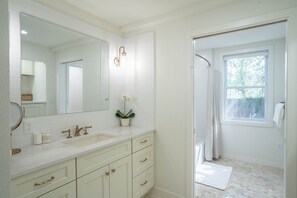Hair dryer, towels, soap, toilet paper - Travis Heights Gem! Walk to Lady Bird Lake & SoCo (Austin)