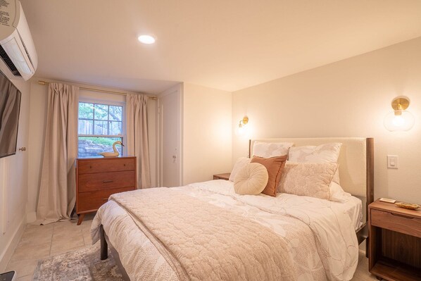 2 bedrooms, desk, free WiFi, bed sheets - Travis Heights Gem! Walk to Lady Bird Lake & SoCo (Austin)