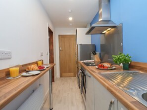 Dishwasher, cookware/dishes/utensils - Frankies Seaview 4 (Bridlington)