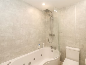 A bathroom with a bathtub, shower, and toilet. - Frankies Seaview 4 (Bridlington)