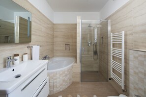 Shower, hair dryer, bidet, towels - Villa Eman in Pula (Pula)
