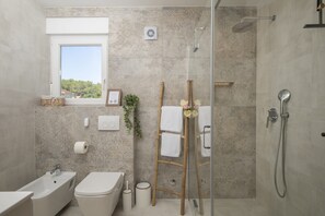 Doccia, asciugacapelli, bidet, asciugamani