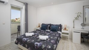 Ein Schlafzimmer mit Bett, Nachttischen, Schreibtisch und Stuhl.